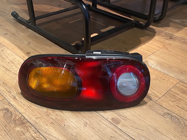 純正テールレンズ（左